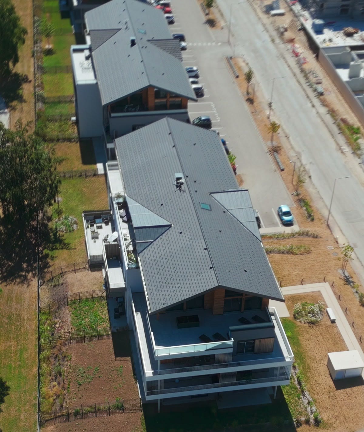 La résidence vue du drone, ses toits en enfilade