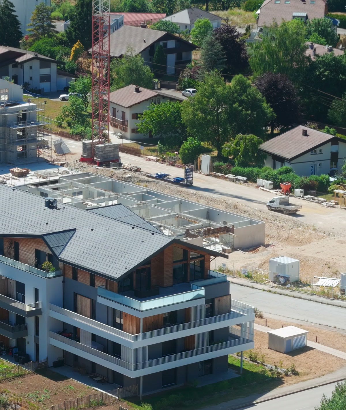 Le quartier vu de haut, entre grue et maisons