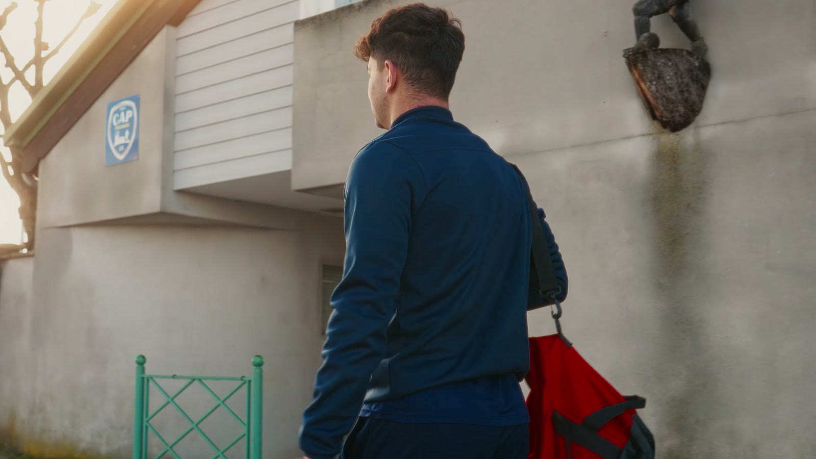 Un donneur entre dans le bâtiment, sac à l’épaule