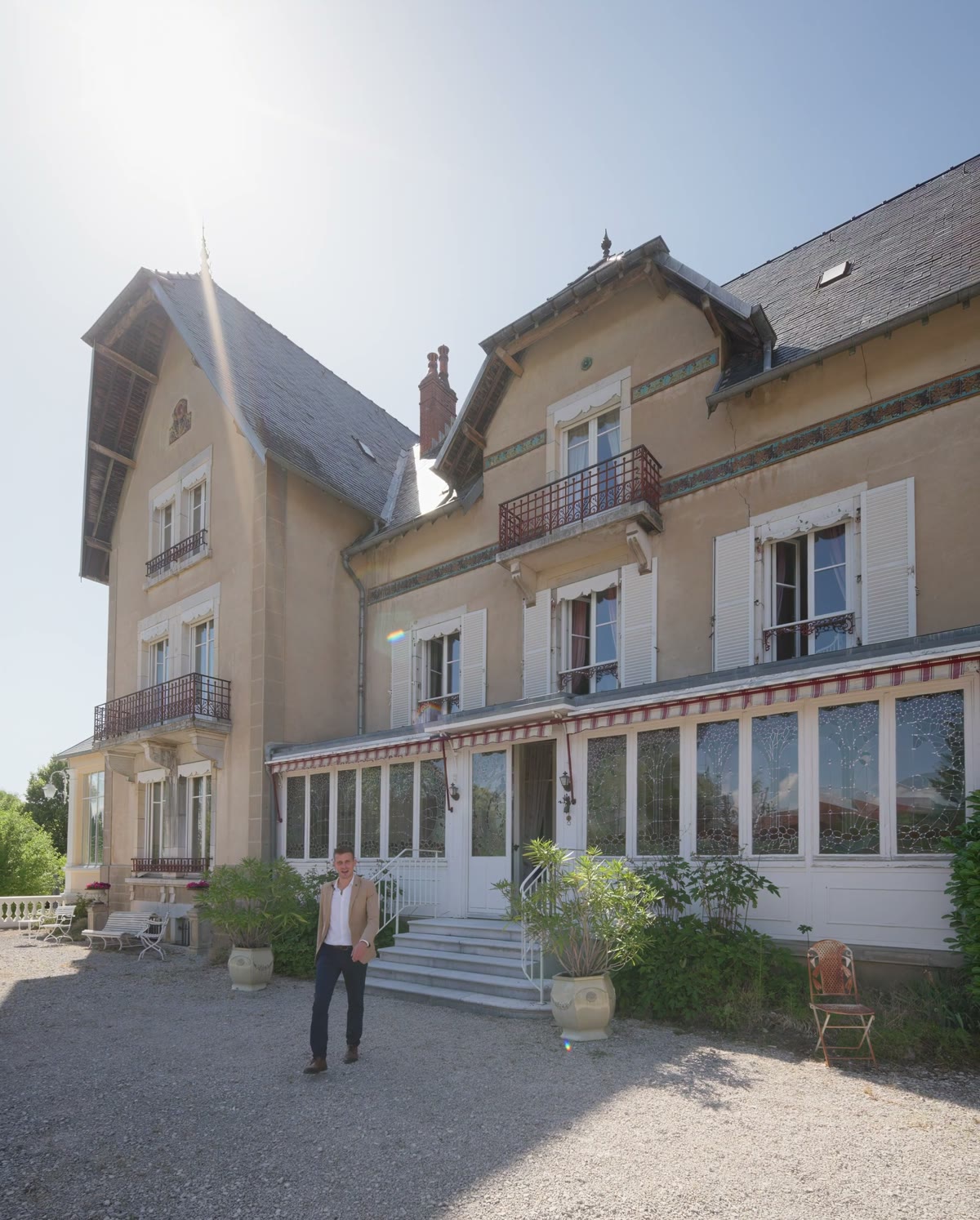 La façade et sa véranda, vues depuis l’allée