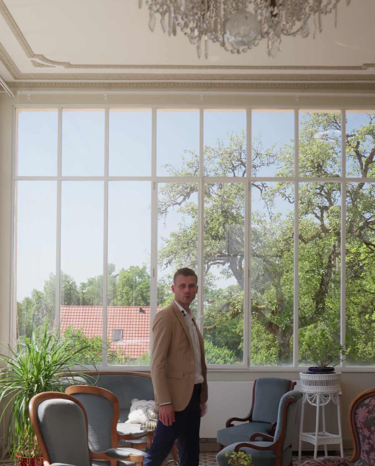 La véranda de l’intérieur, ses fauteuils et son lustre