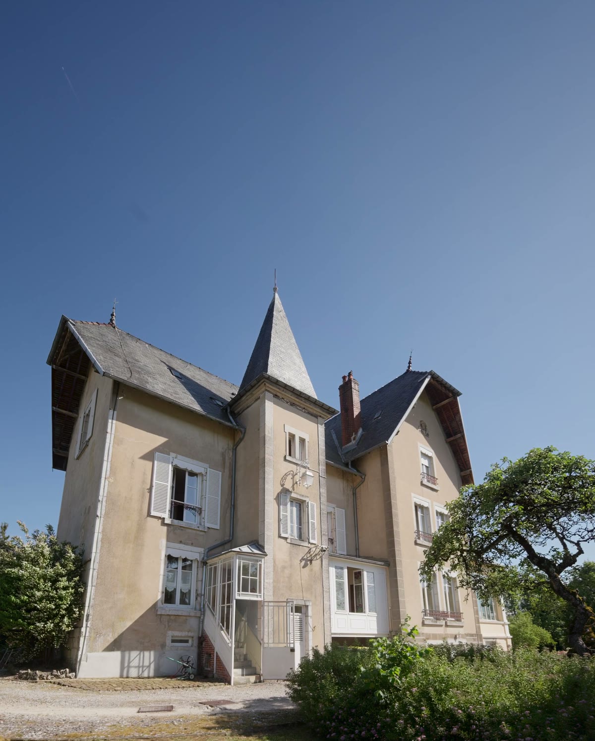 La tourelle et les toits, depuis le parc