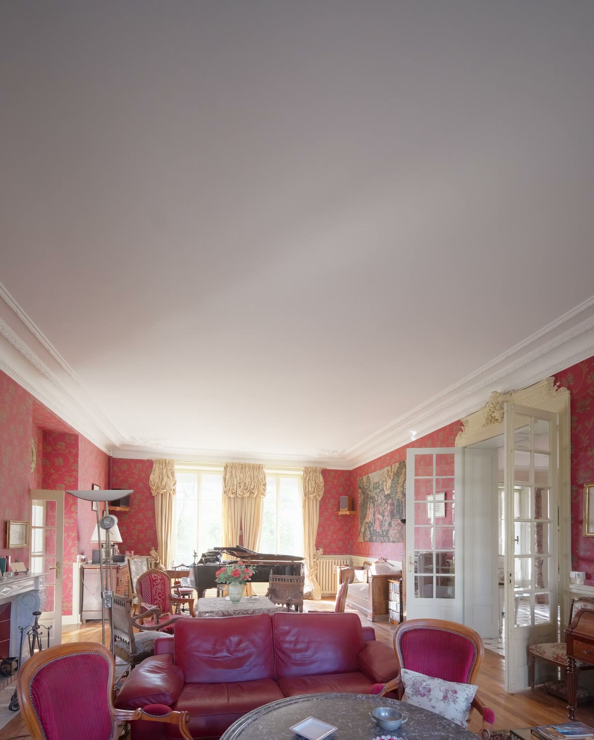 Le grand salon, ses fauteuils et le piano au fond