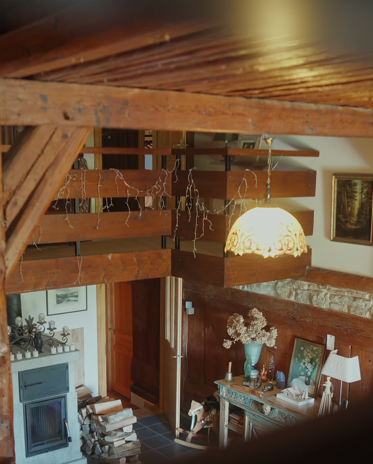 Le séjour sous charpente et sa mezzanine de bois