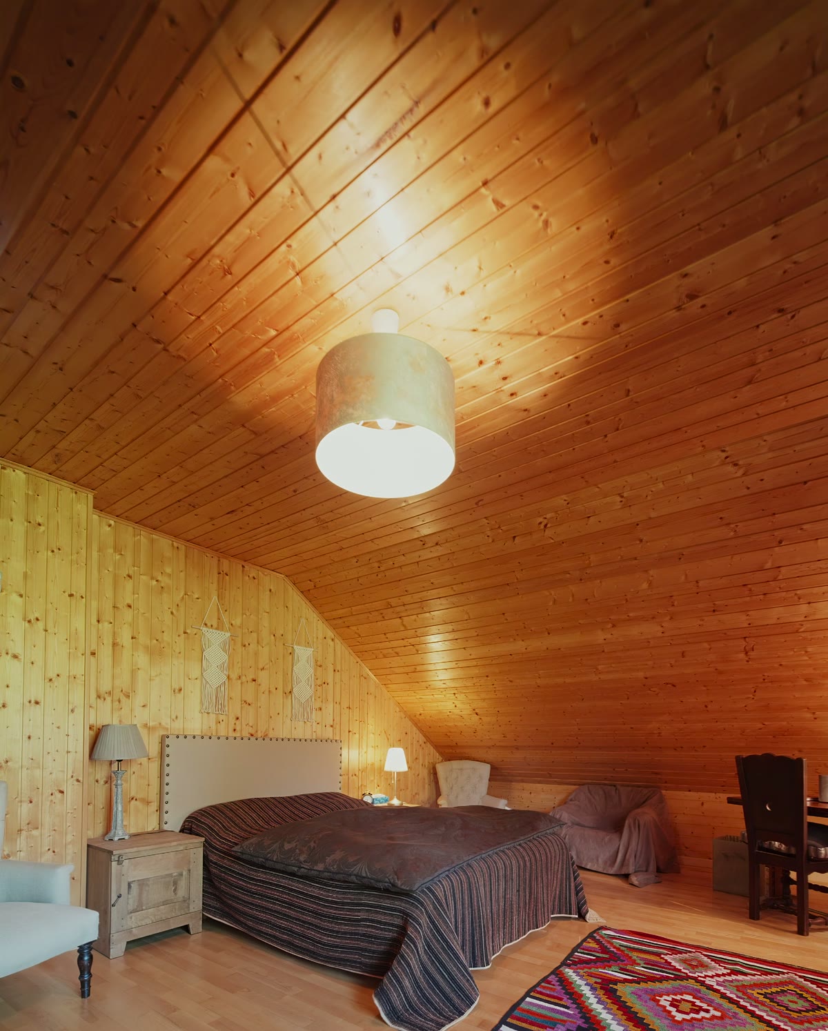 Une chambre sous les lambris, tapis au sol