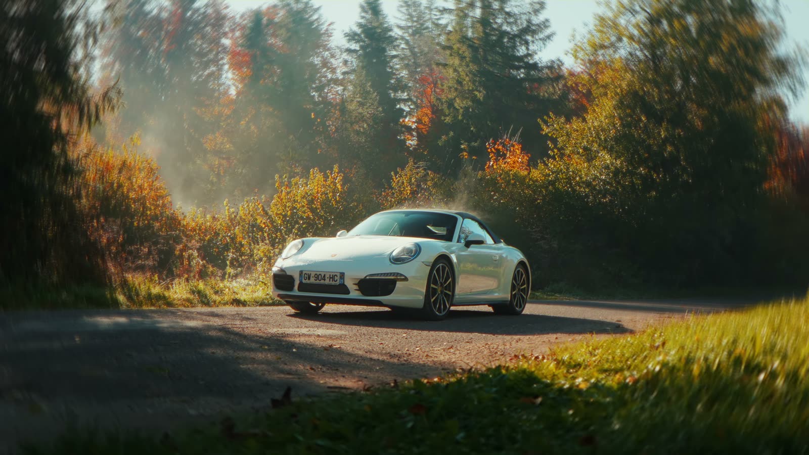 La Porsche 911 Carrera 4S dans la forêt d'automne