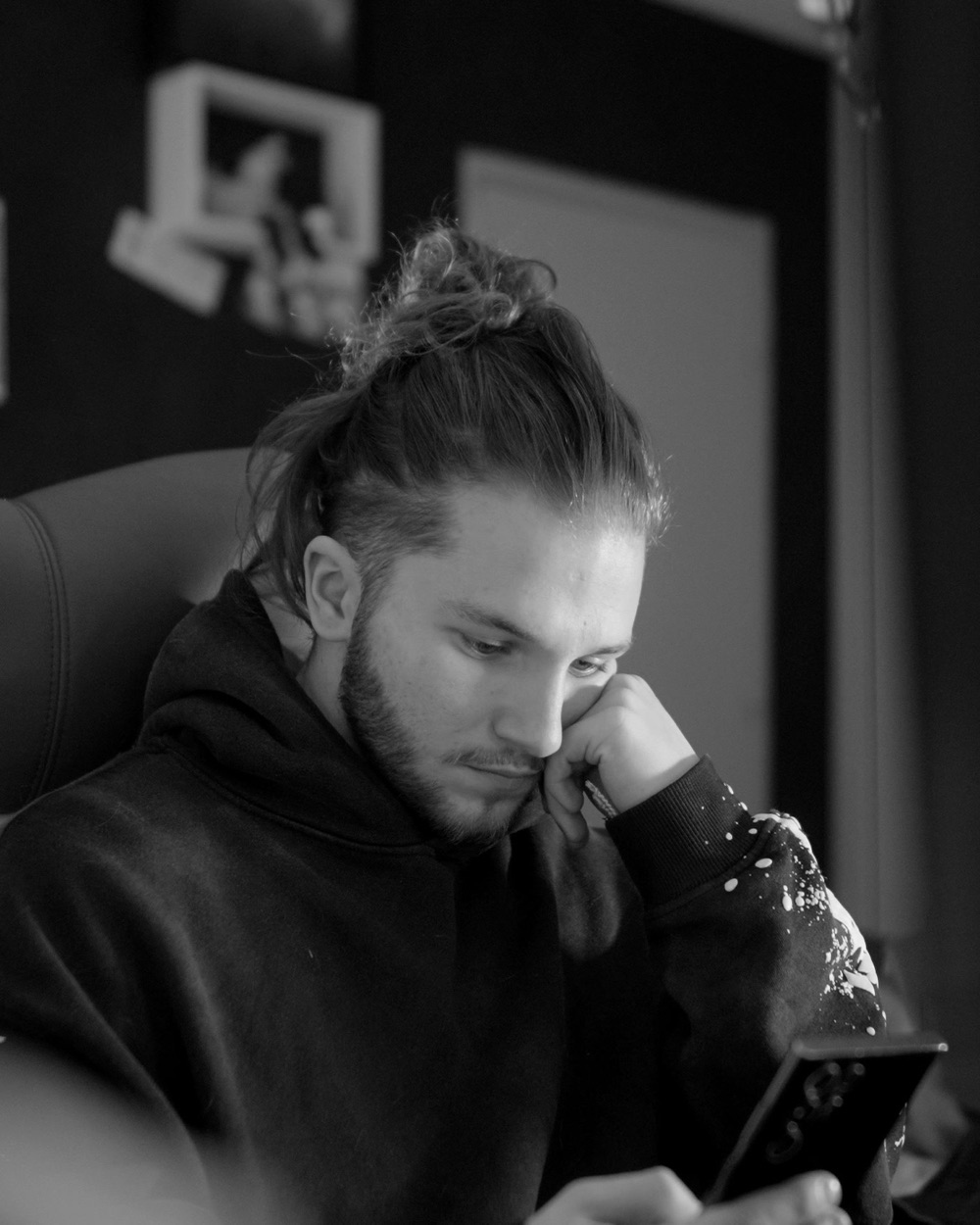 Noah Drezet à son bureau, au téléphone