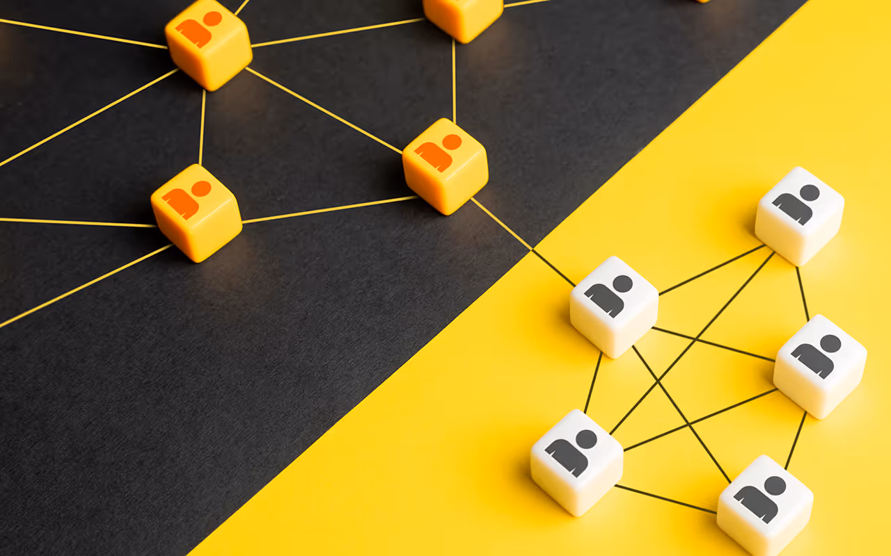 Blocs jaunes et blancs avec icônes de personnes connectées par des lignes formant des réseaux sur fond moitié noir moitié jaune.