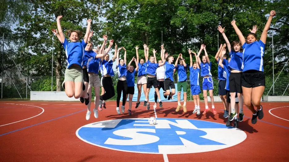 Élèves en compétition sportive, développant l’esprit d’équipe à l’ENSR