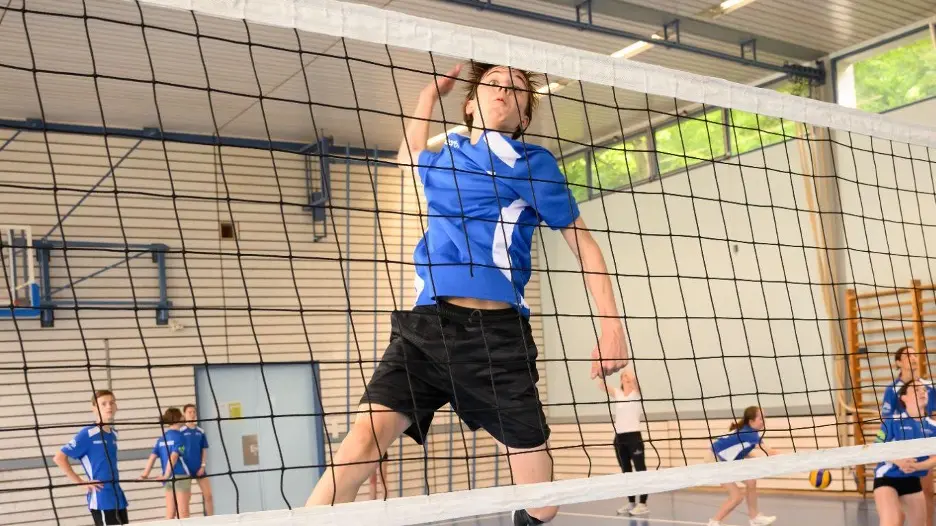 Compétition sportive interscolaire ENSR favorisant la cohésion équipe