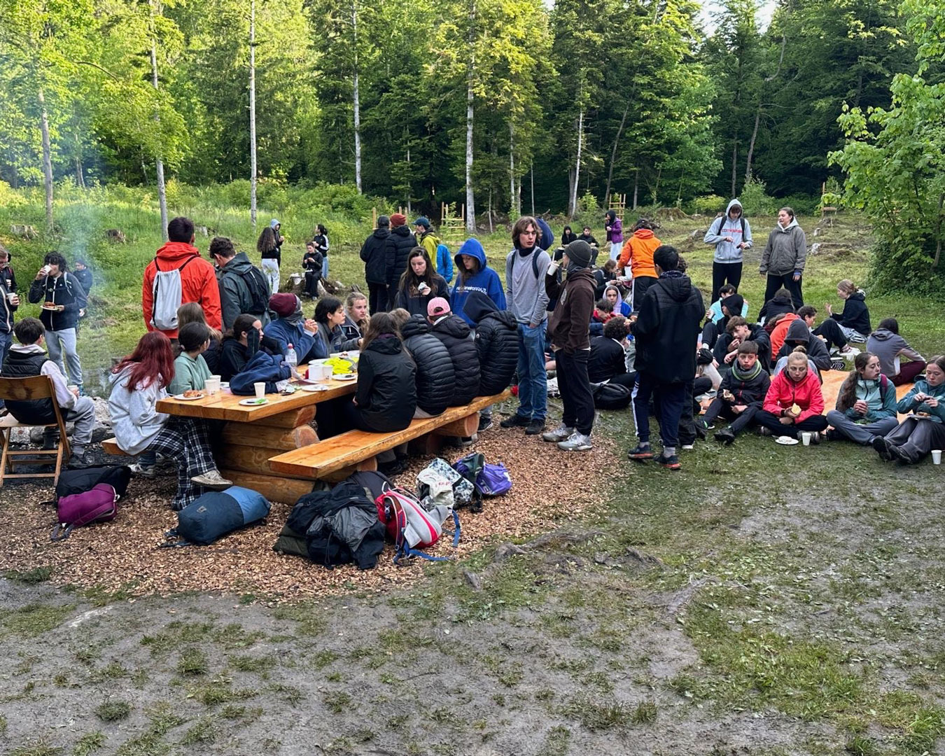 Groupe d’enfants en équipe pendant le grand jeu ENSR.