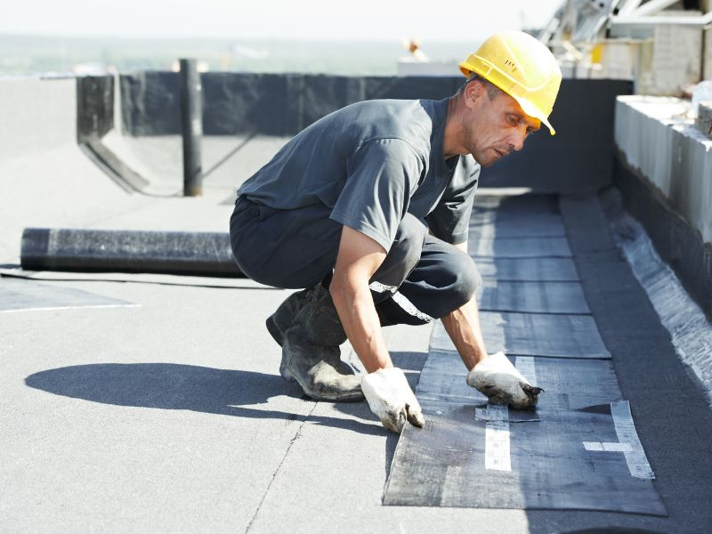 Contractor working on a commercial property roof, a common vendor insurance scenario in commercial real estate