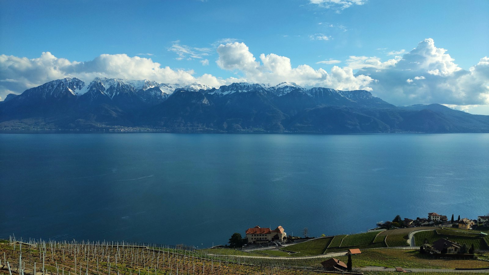 Lac de montagne entouré de sommets enneigés en Suisse