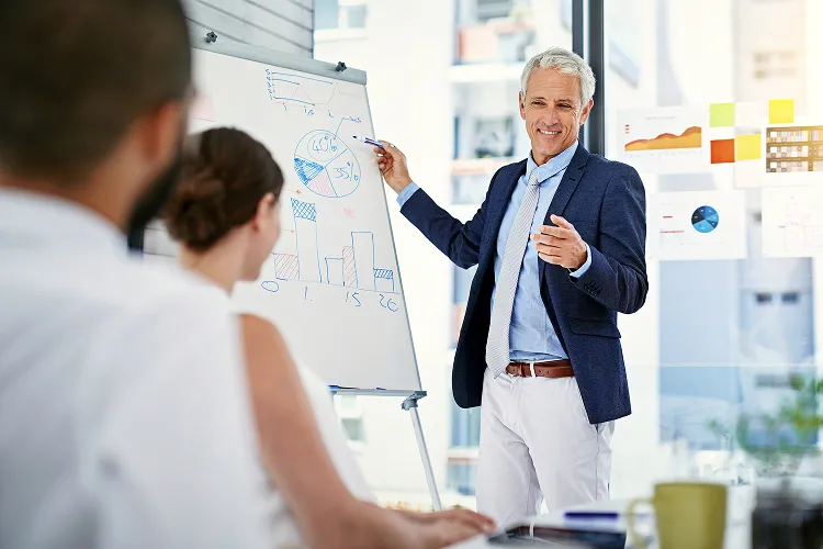 homme présentant des informations