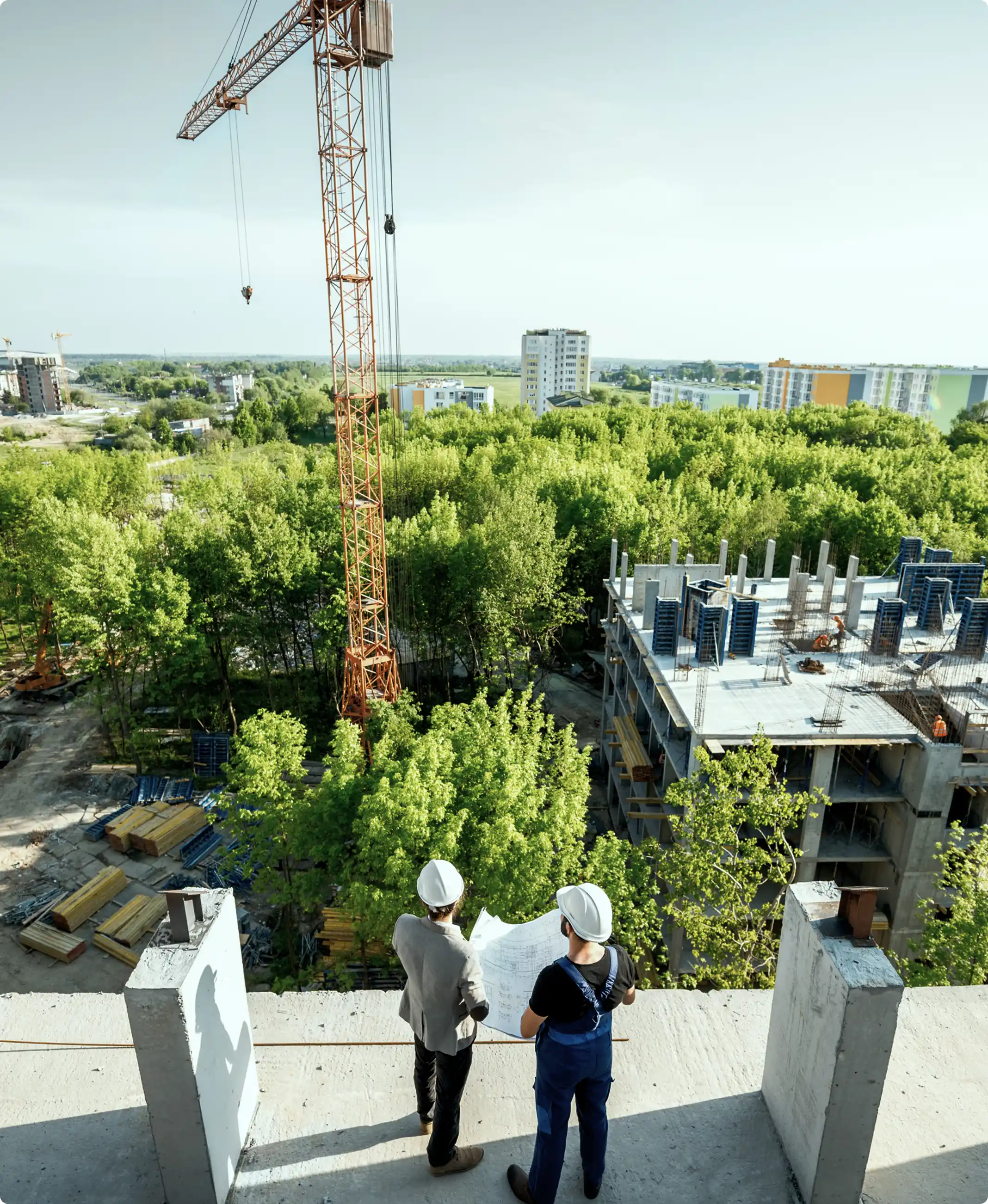 Tecnico su tetto per diagnosi energetica gratuita a Mantova SPR - Studio Progetto Realizzo