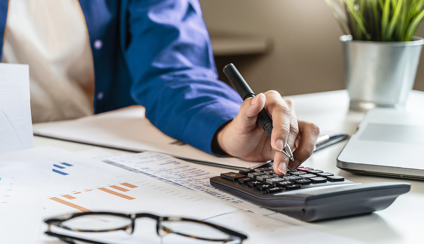 Retiree calculating financial expenses