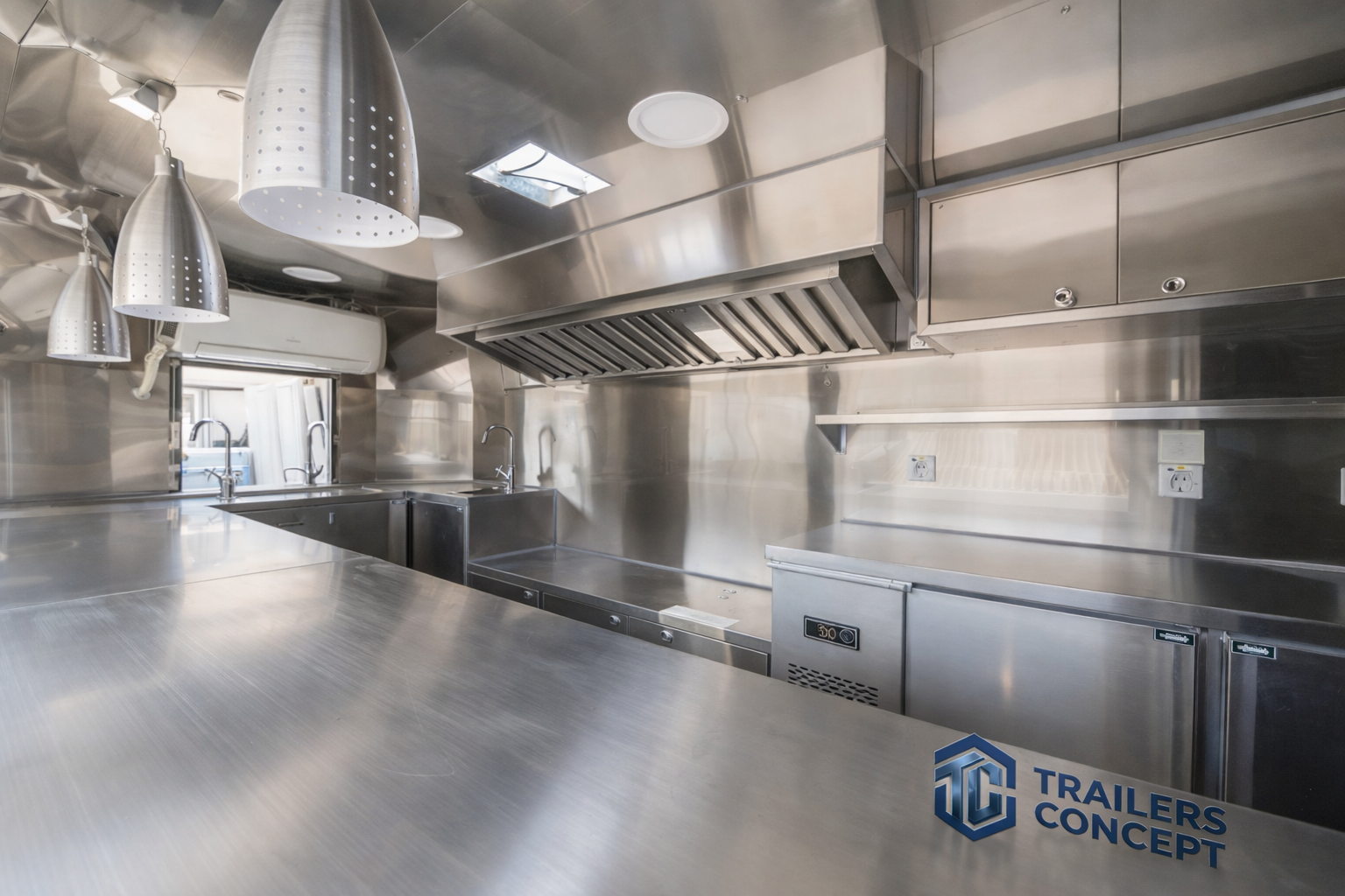 Remorque sur mesure en cours de préparation d'aménagement intérieur