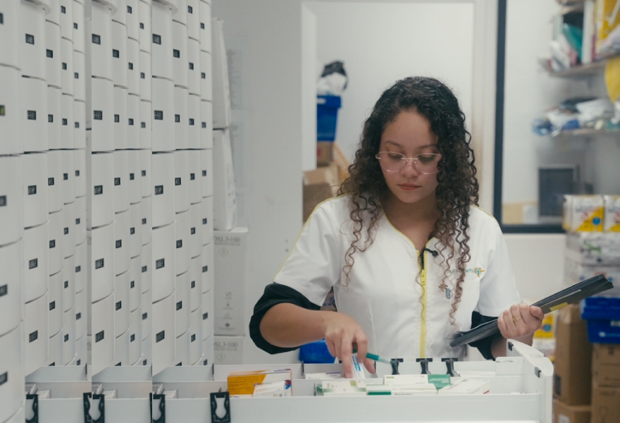Étudiants en pharmacie lors d'un exercice pratique