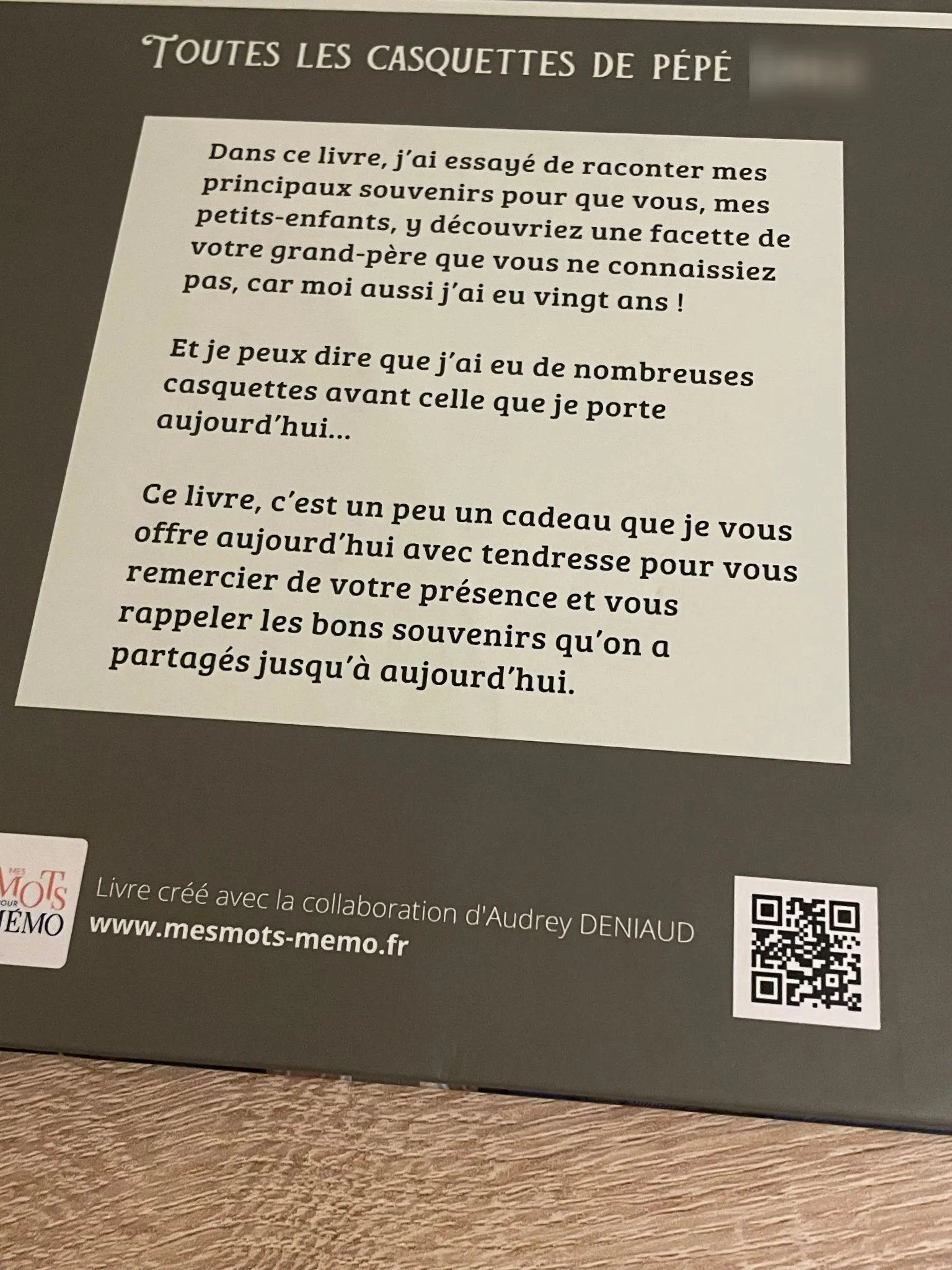 Dos de couverture d'un livre de transmission avec des portraits d'un homme