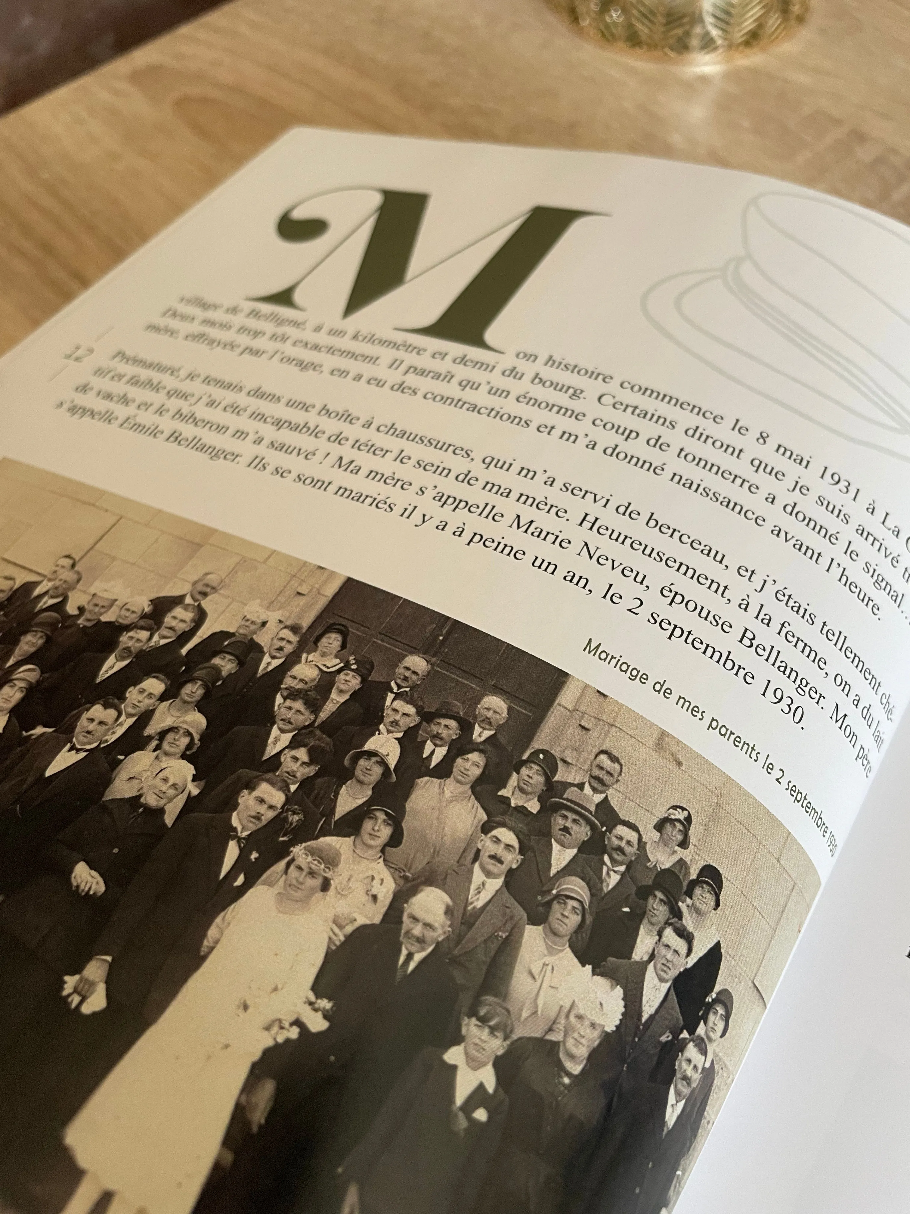 Page intérieure d'un livre de transmission avec des portraits d'un homme