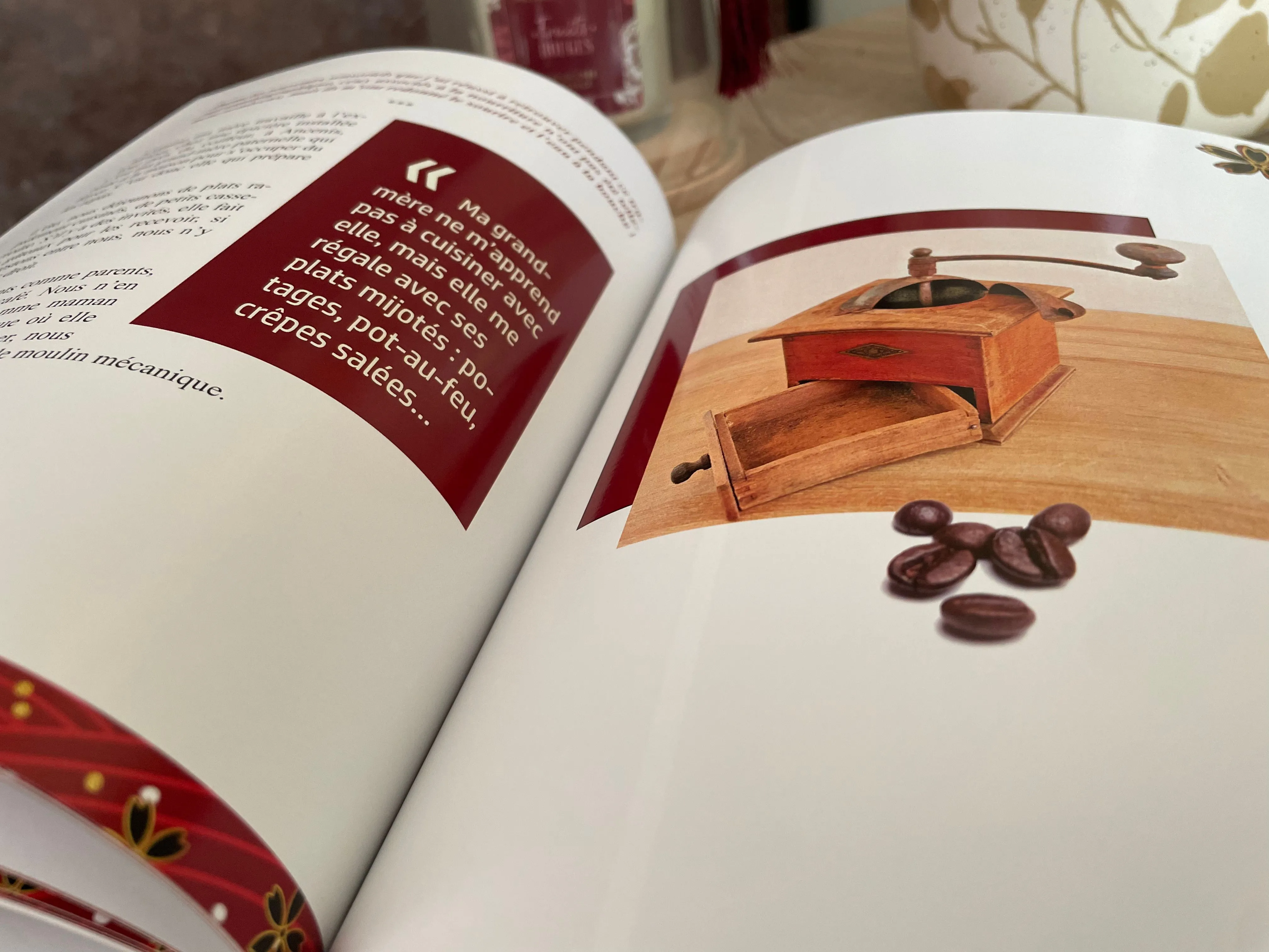 Pages intérieures avec ancien moulin à café du livre Née pour être l'aînée