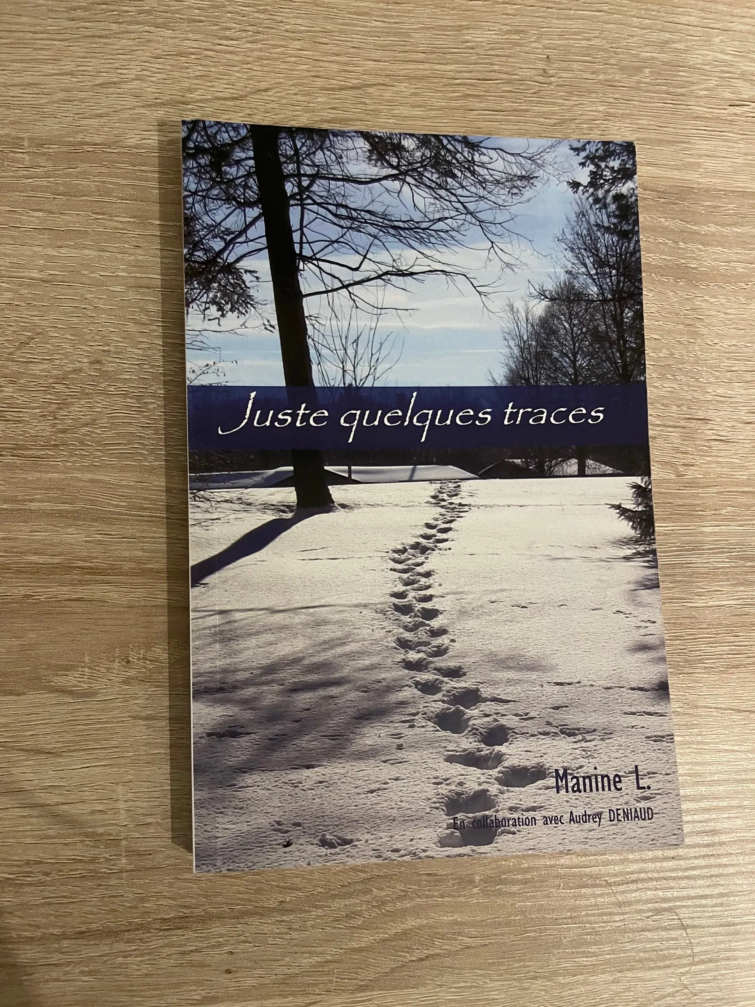 Couverture représentant des pas dans la neige pour le témoignage Juste quelques traces