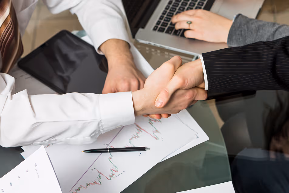 Брокер по автострахуванню тисне руку клієнту