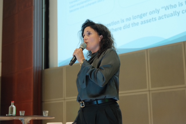 Liande Visscher speaking at the 2Tokens symposium
