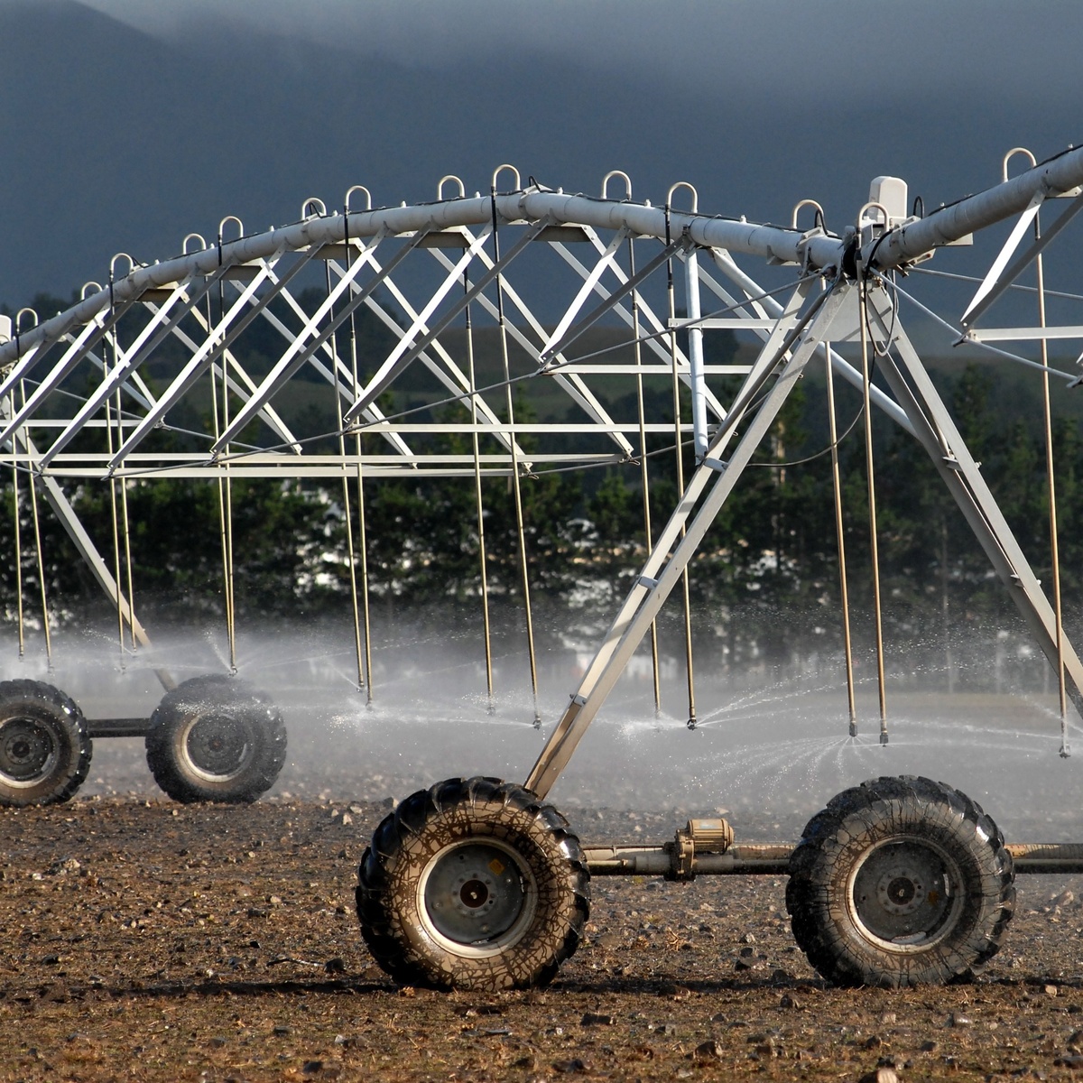 Centre-pivot irrigation equipment operating in a field