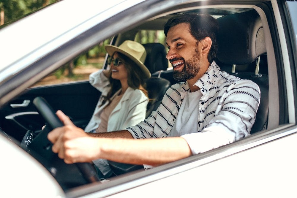 Casal que fez aluguel de carro para viagem.