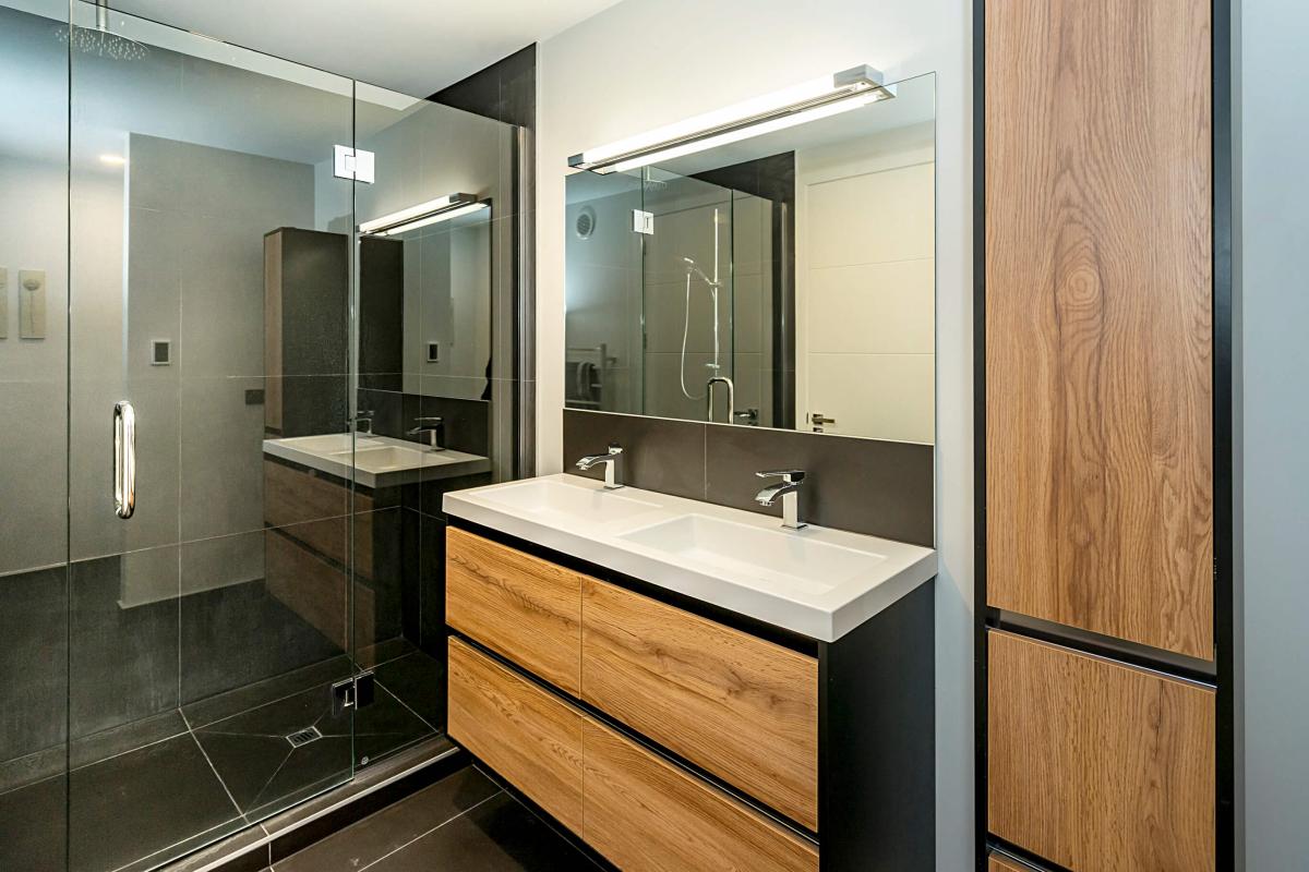 Handcrafted solid oak staircase with American White Oak flooring and 4.5m stud ceiling in the entry hall