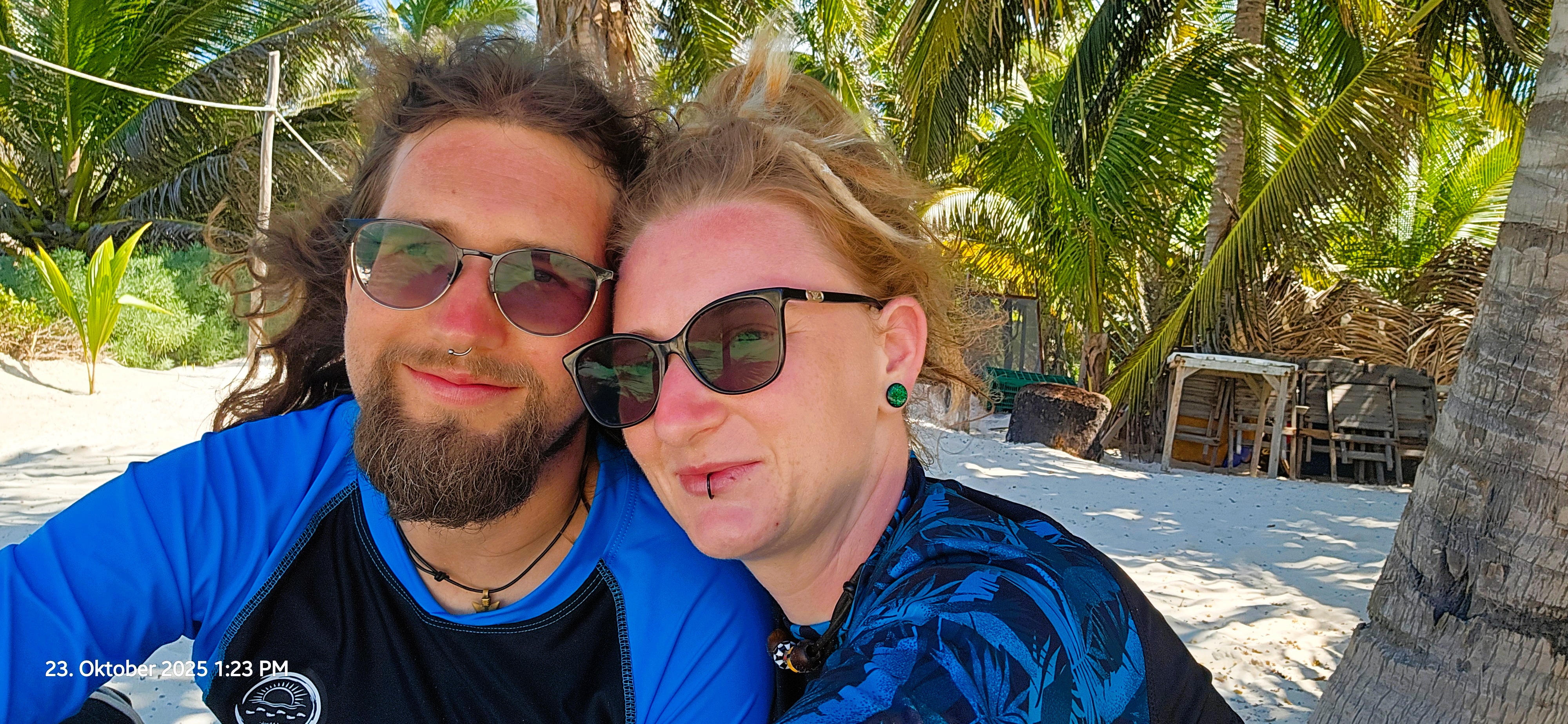 Urlaubsbild am Strand von Mexiko, Karibik. Lächelndes Paar am Strand.