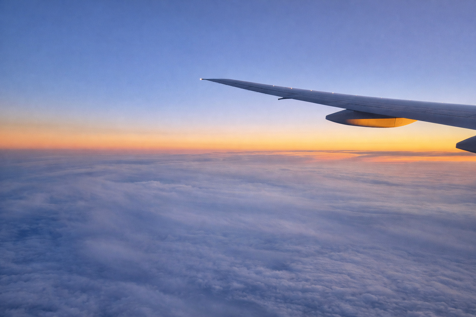Flugzeug und Sonnenaufgang über den Wolken