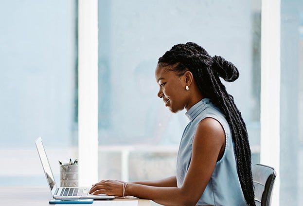 A photo of an employee sending appreciation to a coworker through an employee recognition program, which includes points and a personalized thank you message