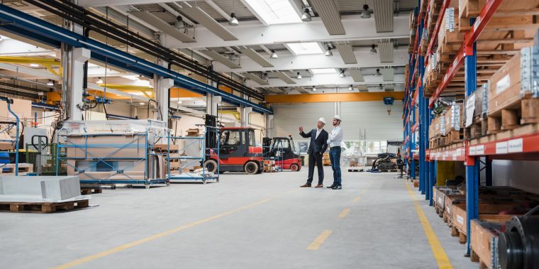 A leader and an employee in a warehouse