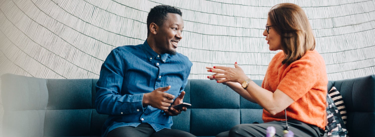 Deux employés parlent