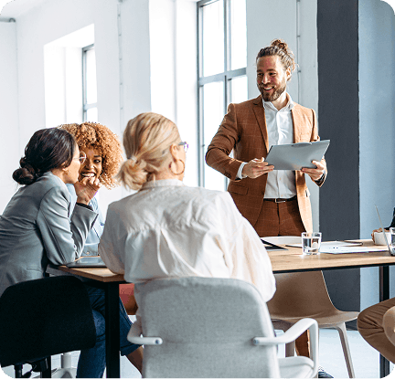 Un employé qui fait une présentation lors d'une réunion
