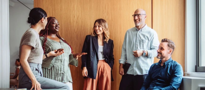 Des employés réunis dans un bureau