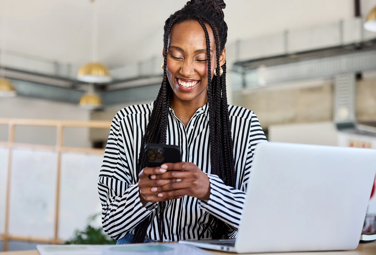 Un employé dans un bureau qui regarde son téléphone.