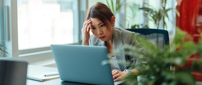 Un employé qui travaille sur un portable
