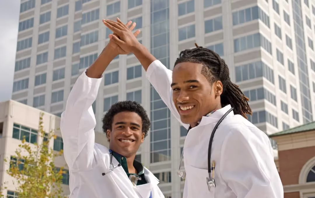 Become a Life-saving Hero: Join Para's Blended First Aid & CPR Program for Pre-Med Students!