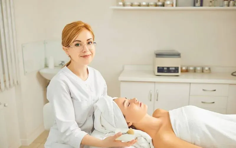 Master the Art of Cosmetology Safety: Enroll in Para's Blended First Aid & CPR Program Today!