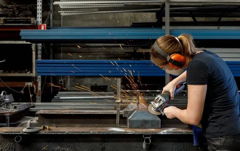 Why Tradespersons in Peel Region, Ontario Need First Aid & CPR Training: A Closer Look