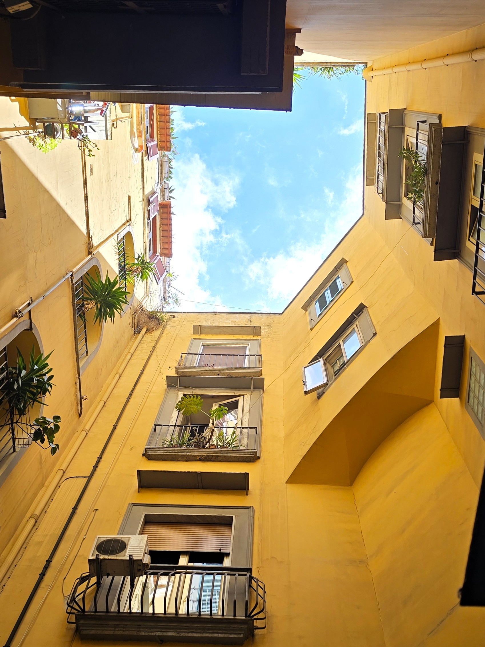 Mann mit Bier und Snacks