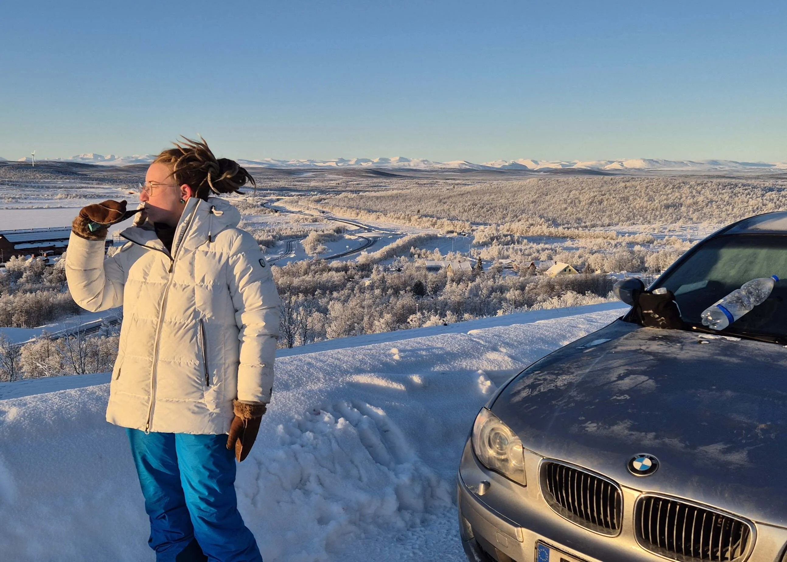 Frau beim Zähneputzen und Camping in der Taiga bzw. Arktis