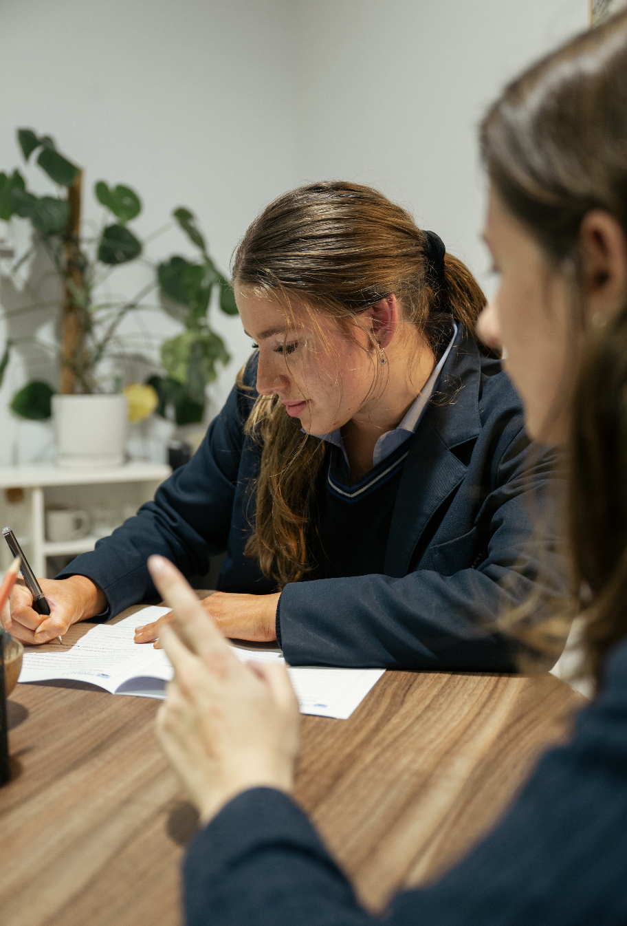 Tutor and student in a 1:1 English lesson