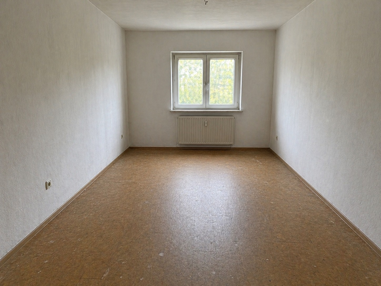 Nachher: Besenreiner leerer Raum mit Tageslicht nach der Entr&uuml;mpelung in Stuttgart