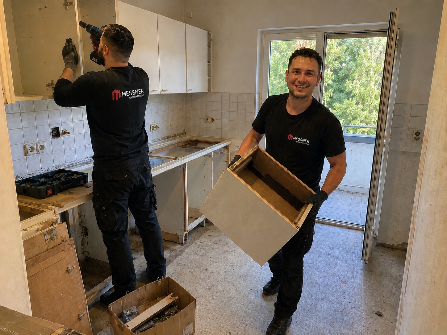 Messner-Mitarbeiter beim Küchenabbau in einer Wohnung in Stuttgart
