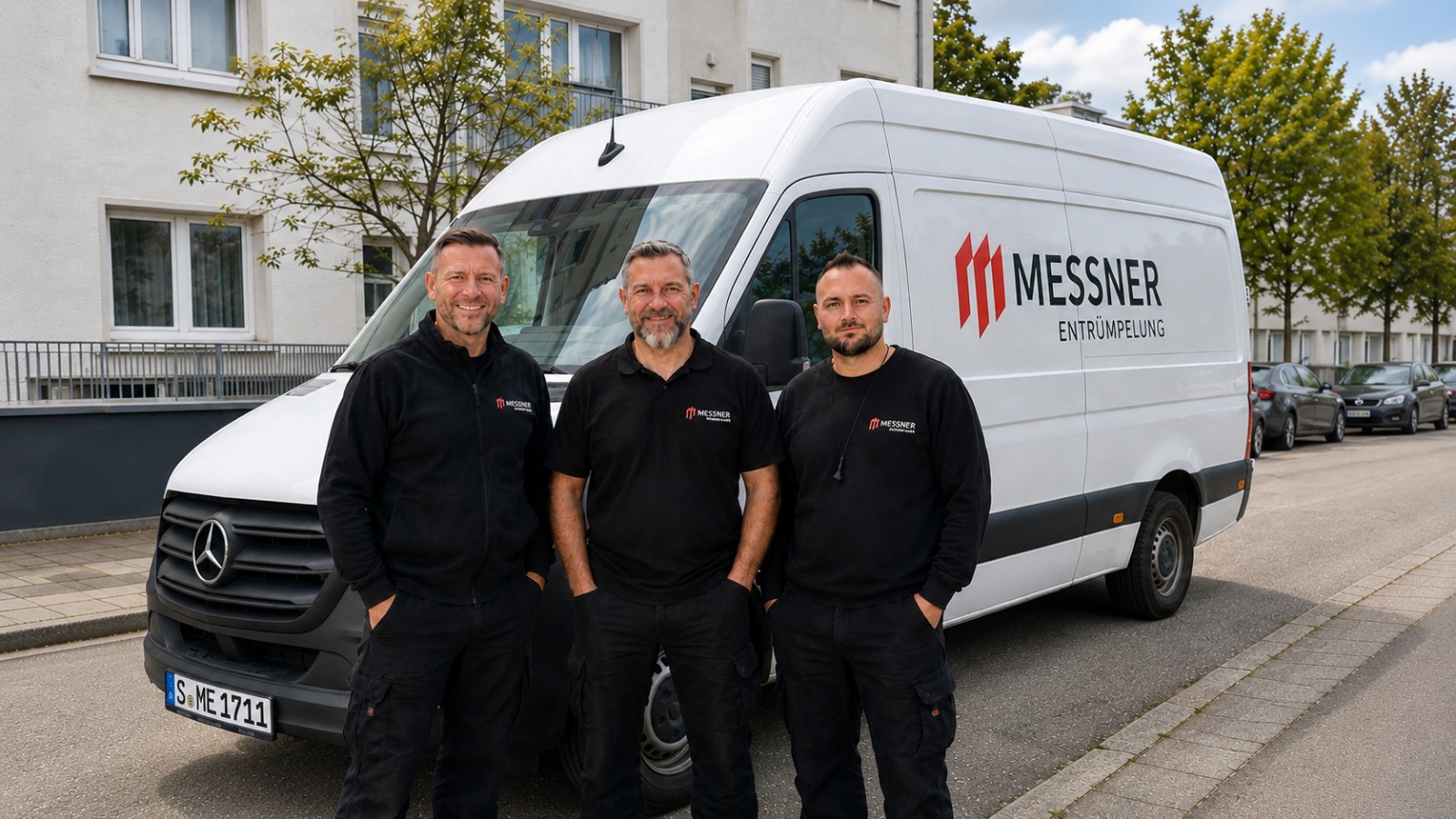 Inhaber und Team von Messner Entrümpelung vor dem Firmenfahrzeug in Stuttgart