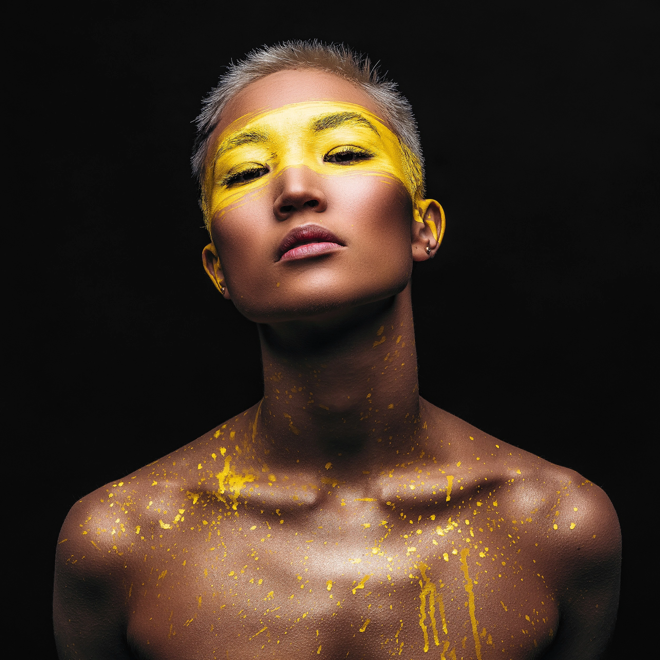 Zhanyia, ein weibliches Model, das von der 2a Talent Agency in Berlin und Hamburg vertreten wird, posiert bei einem professionellen Fotoshooting mit einem selbstbewussten Ausdruck und stilvollem Make-up.